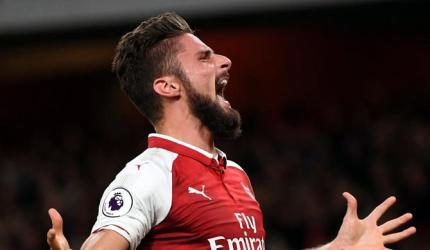 Giroud header seals Arsenal win in season-opening thriller