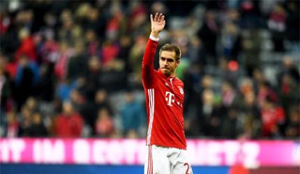 Bayern held by Schalke in Lahm 500th appearance