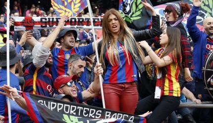 Barca fans boo coach but players rally behind him