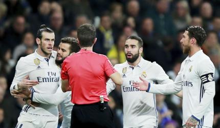 Bale says sorry after red card dents Real Madrid's title bid