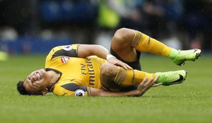 Arsenal's Sanchez out of opener due to abdominal strain