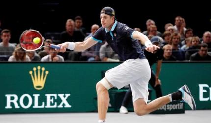 Isner keeps Tour finals hopes alive as Nadal withdraws in Paris
