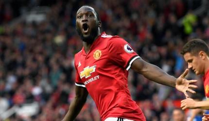 Manchester Utd thrash Everton, Arsenal hold Chelsea goalless