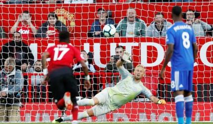 Pogba penalty sets Manchester United on way to win over Leicester