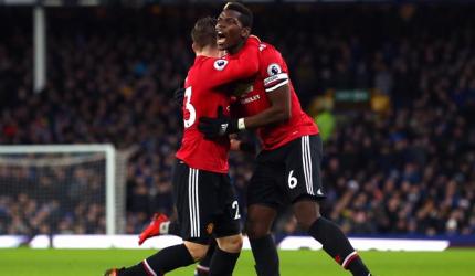 PHOTOS: United ease past Everton, Liverpool clinch late win