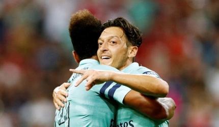 Ozil shines on return as Arsenal crush PSG in Singapore