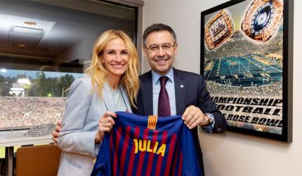 Julia Roberts cheers for FC Barcelona in pre-season match against Spurs