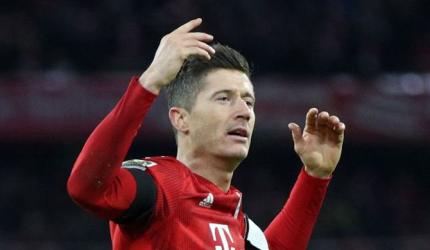 Football Extras: Bayern beat Schalke 3-1 to cut Dortmund lead