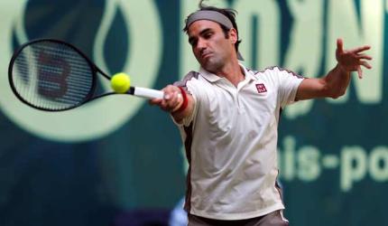 Tennis roundup: Federer cruises into Halle final