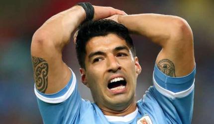 Suarez appeals for penalty for handball by goalkeeper