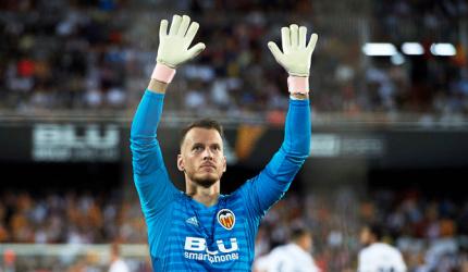 Soccer transfers: Barca sign Brazilian goalkeeper Neto