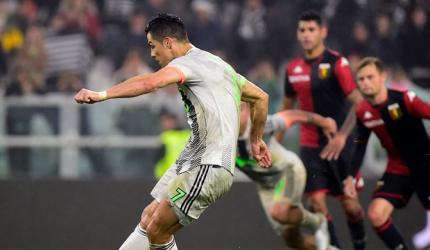 Football PIX: Ronaldo's controversial penalty sinks Genoa