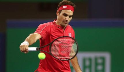 Djokovic, Federer progress to Shanghai quarters