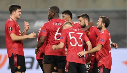 Europa: Fernandes penalty sends United into semis