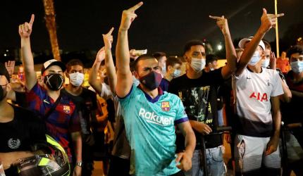 PHOTOS: Barcelona fans chant for Messi to stay