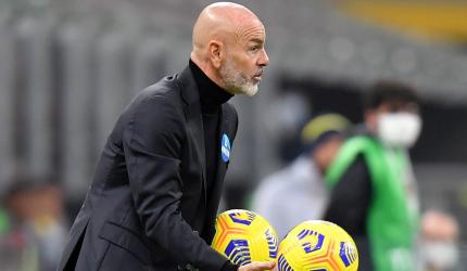 AC Milan coach Pioli tests positive for COVID-19