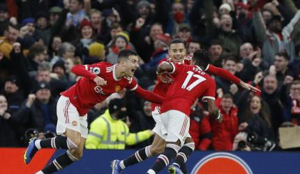 PICS: Manchester Utd edge Palace; Spurs have it easy