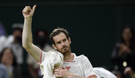 Murray's dramatic comeback keeps Wimbledon run alive