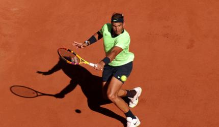 Nadal in his element in warm, sunny Roland Garros