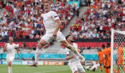 Czechs stun 10-man Netherlands to seal quarters berth