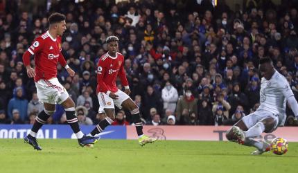 PIX: Chelsea held by Manchester United; City win