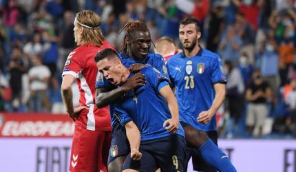 PIX: Italy, Germany win easy; Poland hold England