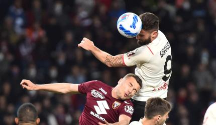 Soccer PIX: Barca claim epic win; Milan held