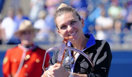 Halep wins Canadian Open title; Murray edges Stan