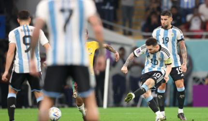 Messi magic too much for Aus as Argentina enter WC QF