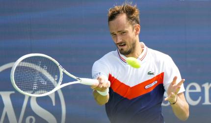 Medvedev cruises past Musetti