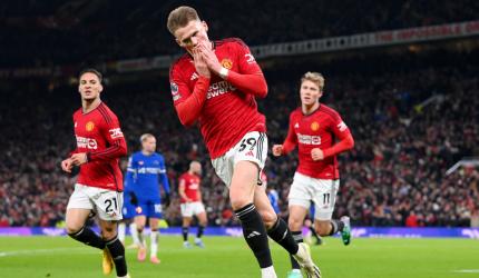 EPL PIX: United down Chelsea, Liverpool win; City lose