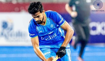 Netherlands score late to down India in thriller