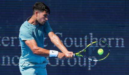Alcaraz fights back, Zverev rolls along at Cincinnati