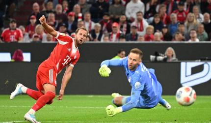 Kane hits hat-trick in season opener; PSG win