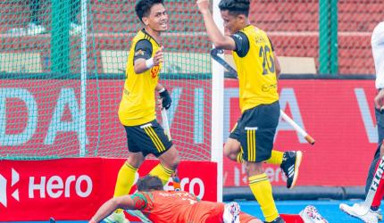 Malaysia crush Bangladesh in Asia Cup thriller