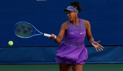 Osaka shimmers to set up last-16 Gauff meet