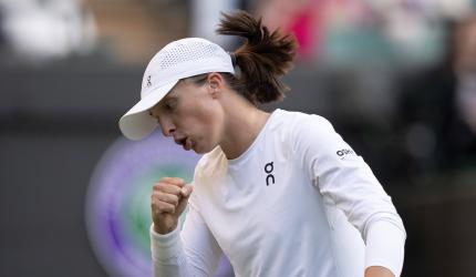'Impossible to beat', Swiatek finds love for Wimbledon grass