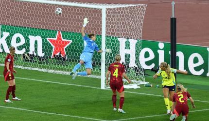Women's Euros PIX: Sweden rout Germany to top group