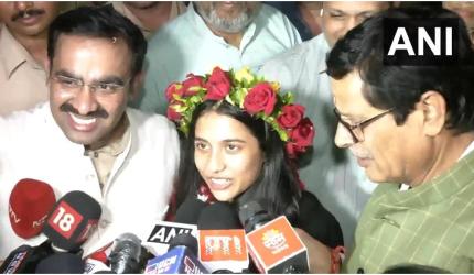 Divya honours childhood coach with touching gesture