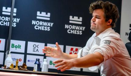 Carlsen bangs table after losing to Gukesh