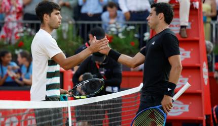 Alcaraz wins 3-hour thriller to reach Queen's quarters