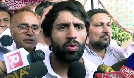 Bajrang apologises to coach Dahiya for defamation