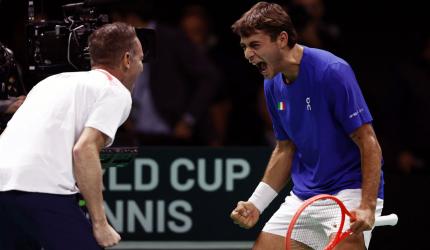 Italy ease past Austria to reach Davis Cup semi-finals