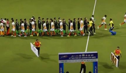 India-Pakistan Hockey Players Exchange High-Fives!