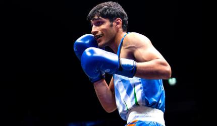 Boxing Worlds: Jaismine punches her way to quarters