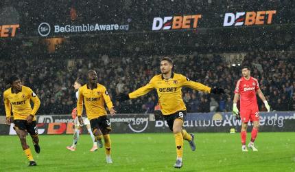 Wolves beat Villa; avoid unwanted Premier League record