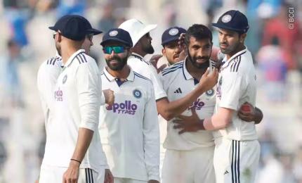 PIX: South Africa implode after steady start on Day 1