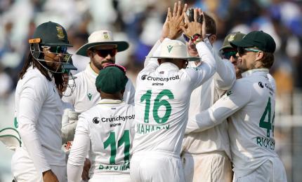 Batters flop as India succumb to spin in Kolkata Test