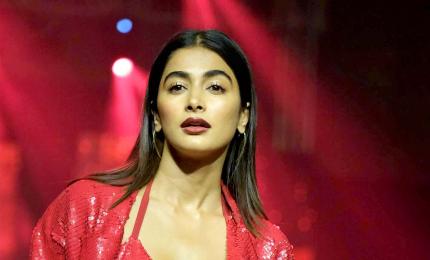 Pooja, Alaya Turn On The Heat