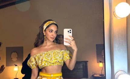 Deepika, Priya Love This Hair Accessory!